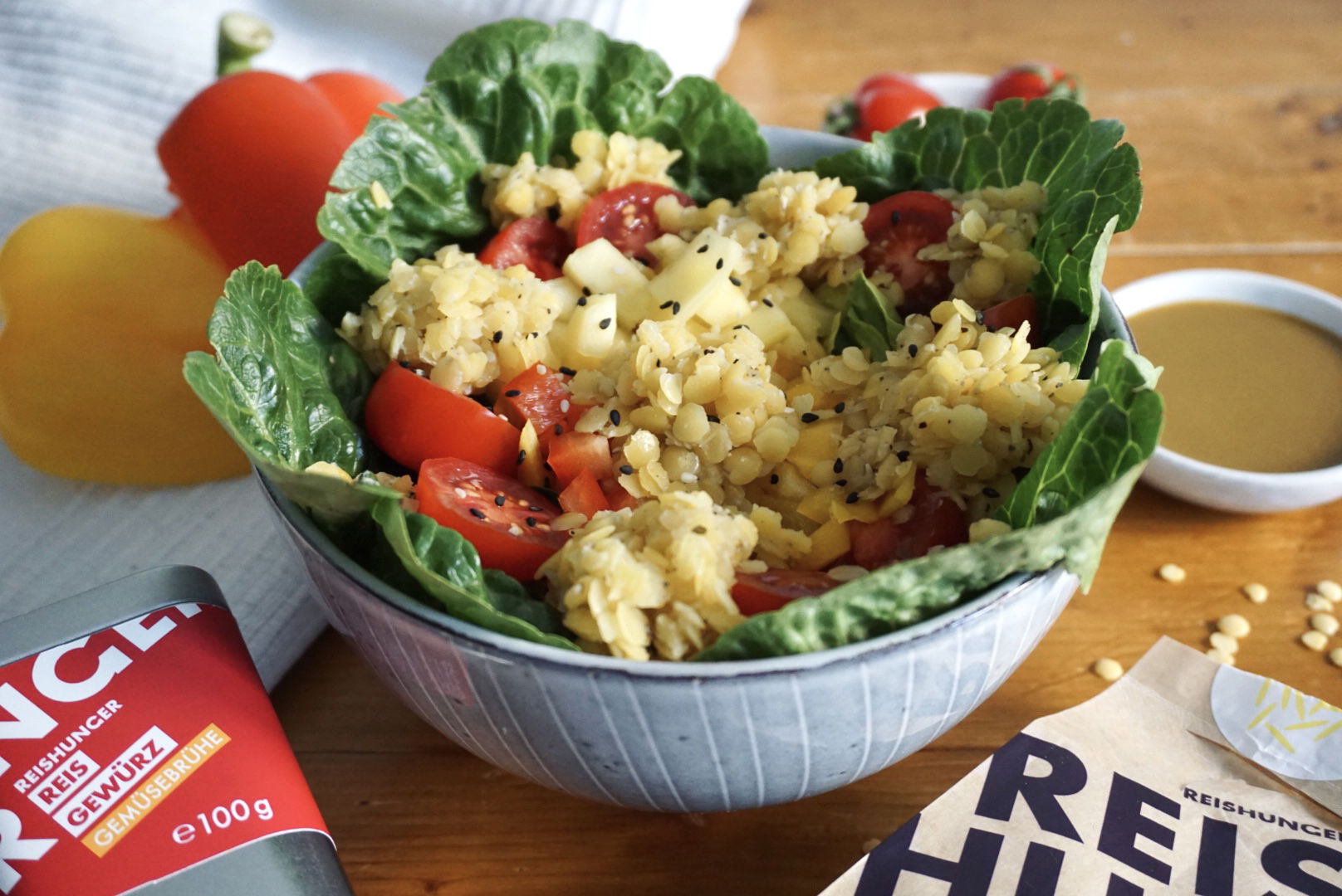 Sommersalat-Bowl mit gelben Linsen
