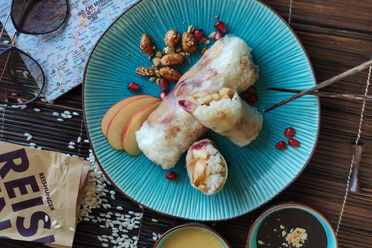 Süße Sommerrollen mit gebratenen Früchten und Milchreis