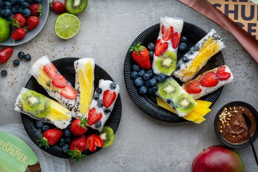 Süße Sommerrollen mit Kokos-Milchreis und Früchten