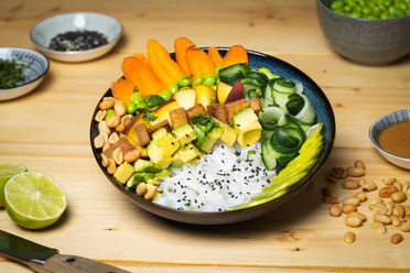 Summer Bowl mit Erdnuss-Limetten Dressing
