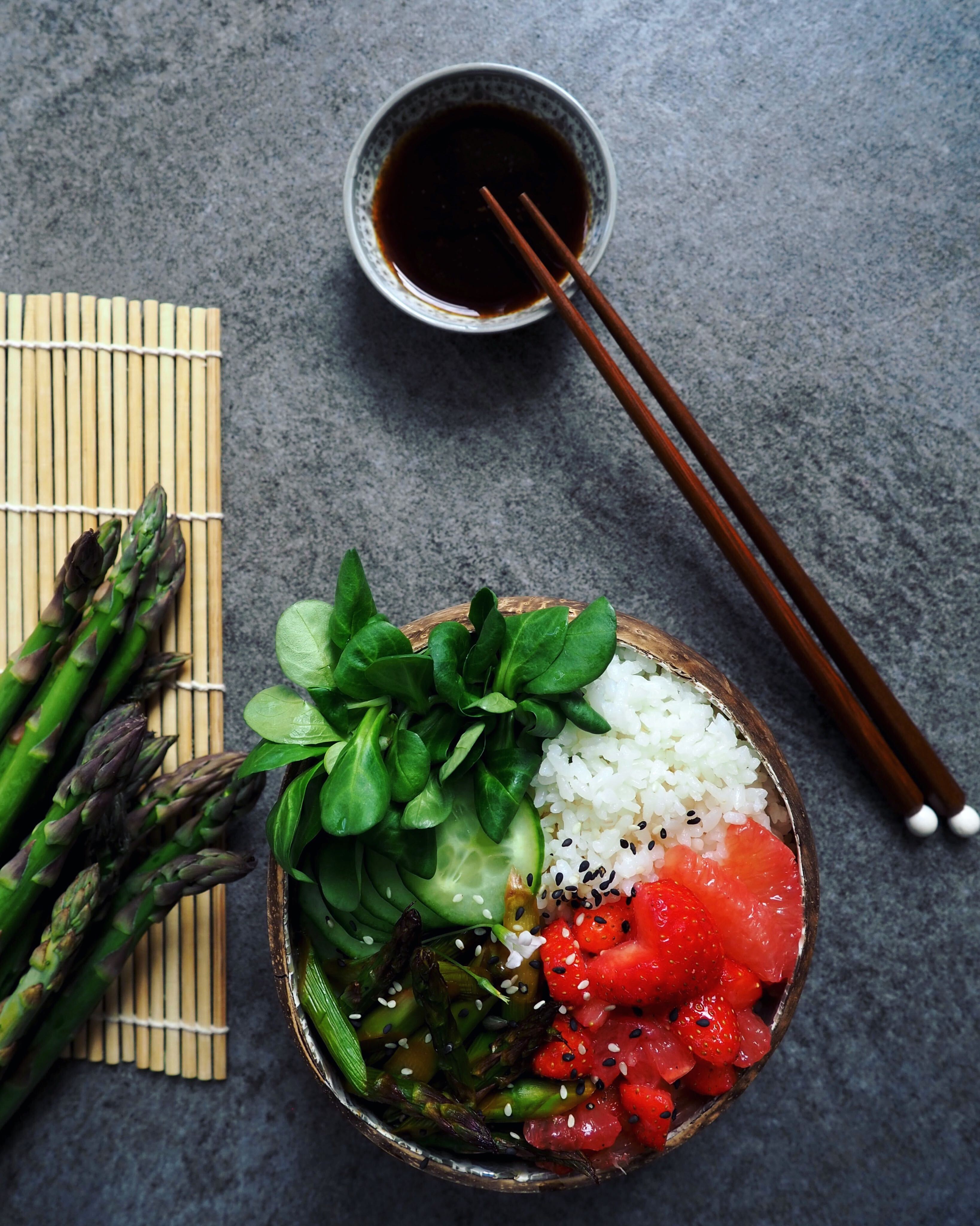 Sushi Bowl mit grünem Spargel und Erdbeeren