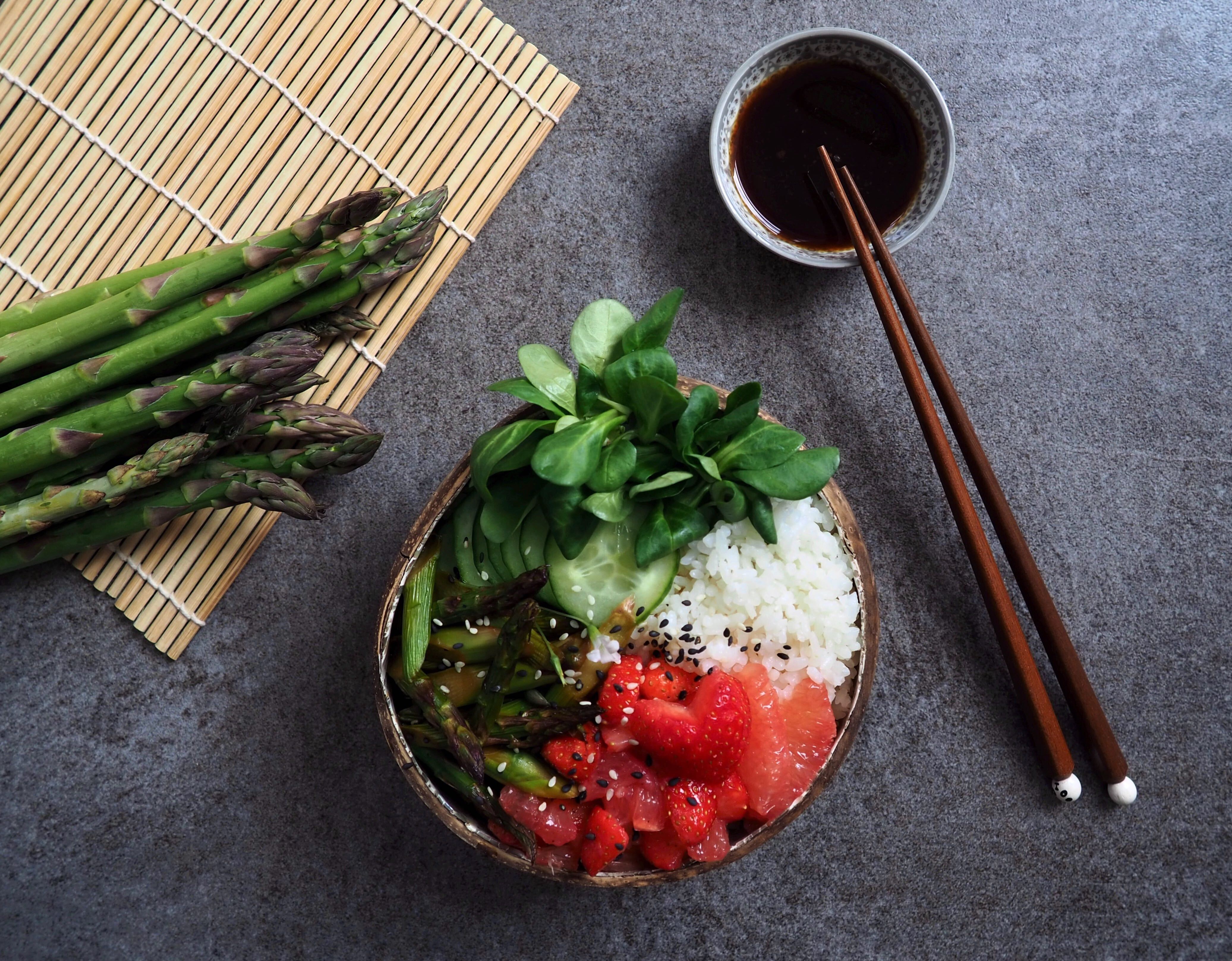 Sushi Bowl mit grünem Spargel und Erdbeeren