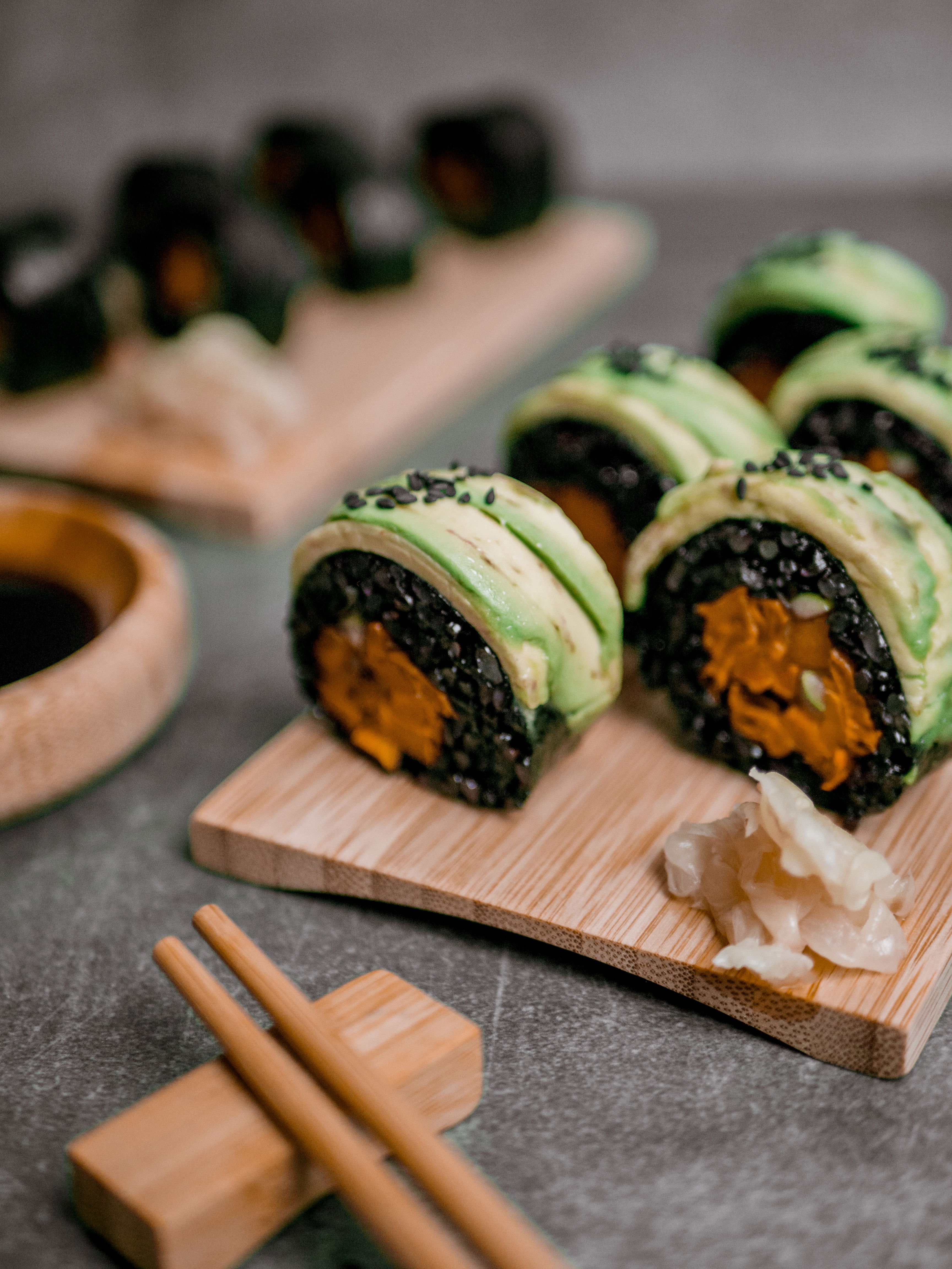 Sushi mit schwarzem Reis & Süßkartoffel-Kürbis Füllung
