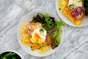 Tahdig á la Eggs Benedict mit Cashew Hollandaise