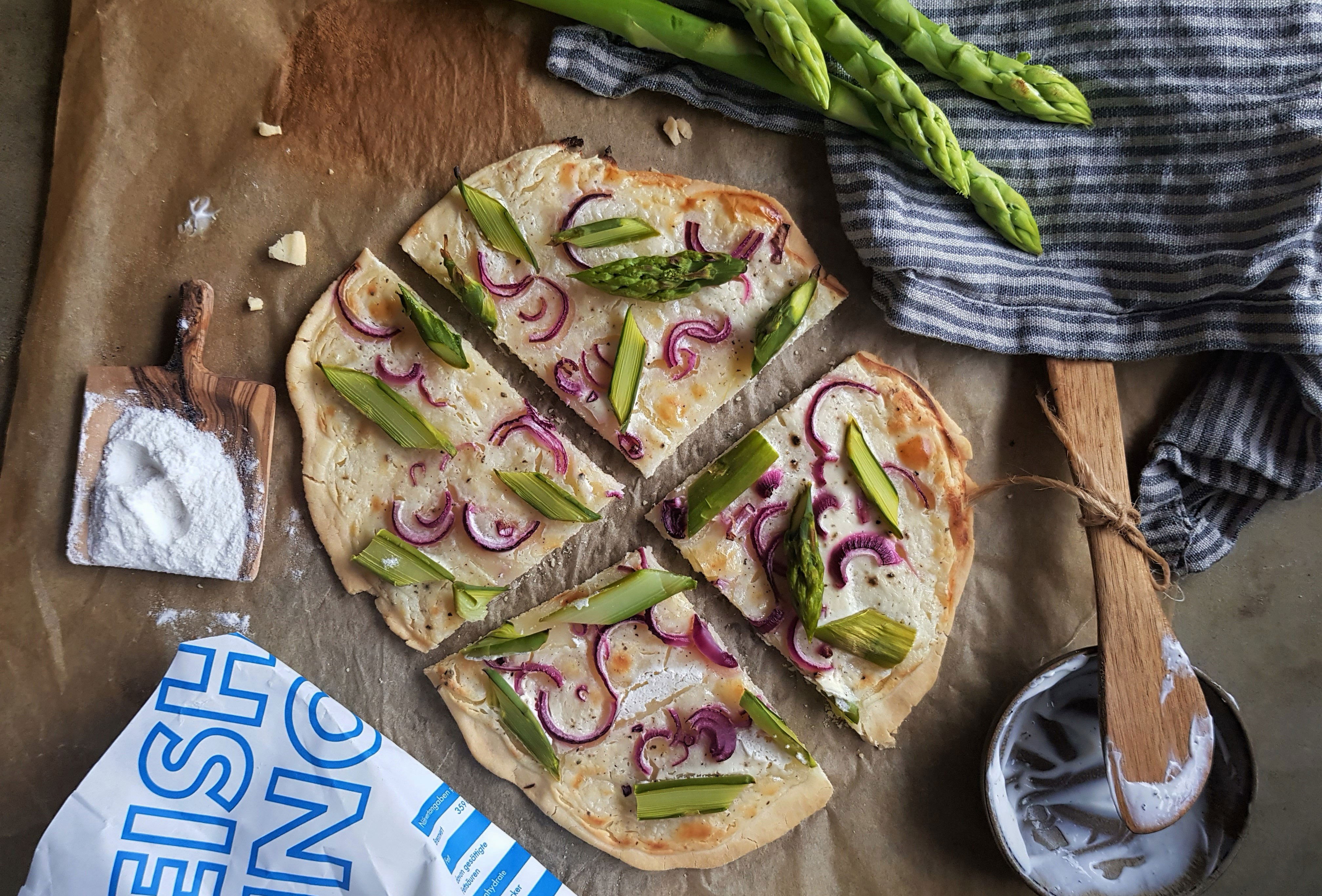 Tarte flambèe mit grünem Spargel