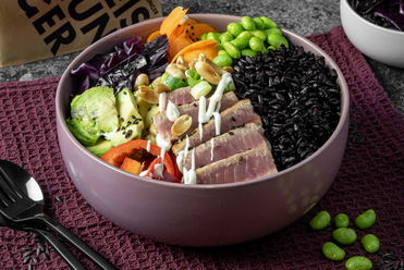 Rainbow-Reisbowl mit Thunfisch