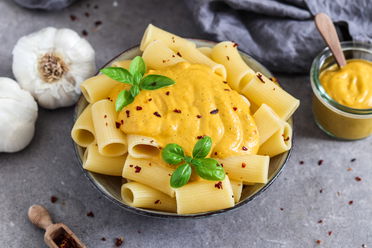 Reispasta Rigatoni mit veganer Kürbis Sauce