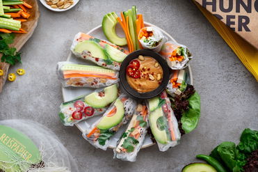 Vegane Sommerrollen mit Tofu, Gemüse und Erdnussdip