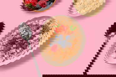 Veganer Milchreis mit Mandel-Beeren-Topping aus dem Digitalen Reiskocher