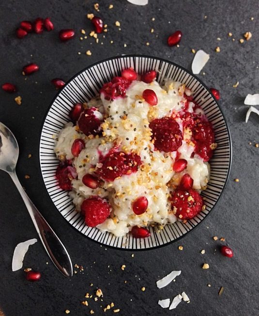 Veganer Milchreis mit Kokosmilch, Himbeeren und Granatapfel Veganer Milchreis mit Kokosmilch, Himbeeren und Granatapfel