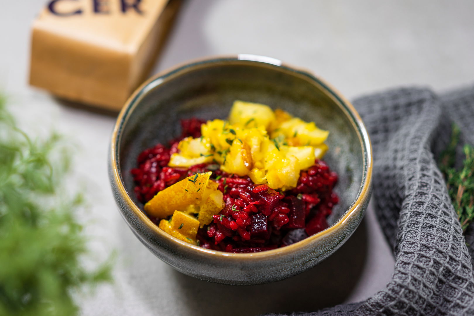 Veganes Rote Beete Risotto mit kandierten Ingwerbirnen