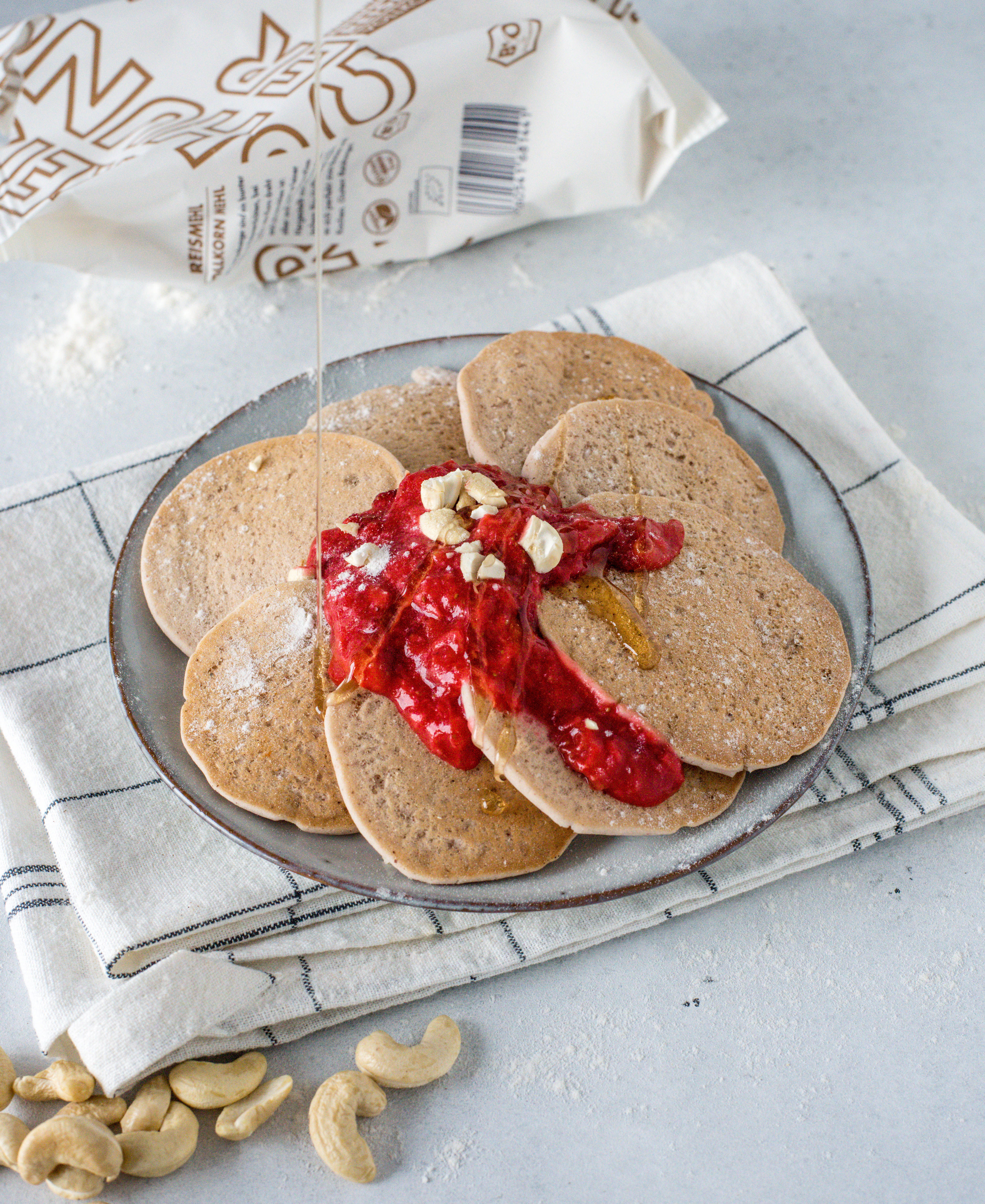 Vollkorn Reismehl Pancakes mit Erdbeer Sauce