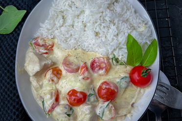 Mozzarella Hähnchen in Basilikum-Sahne