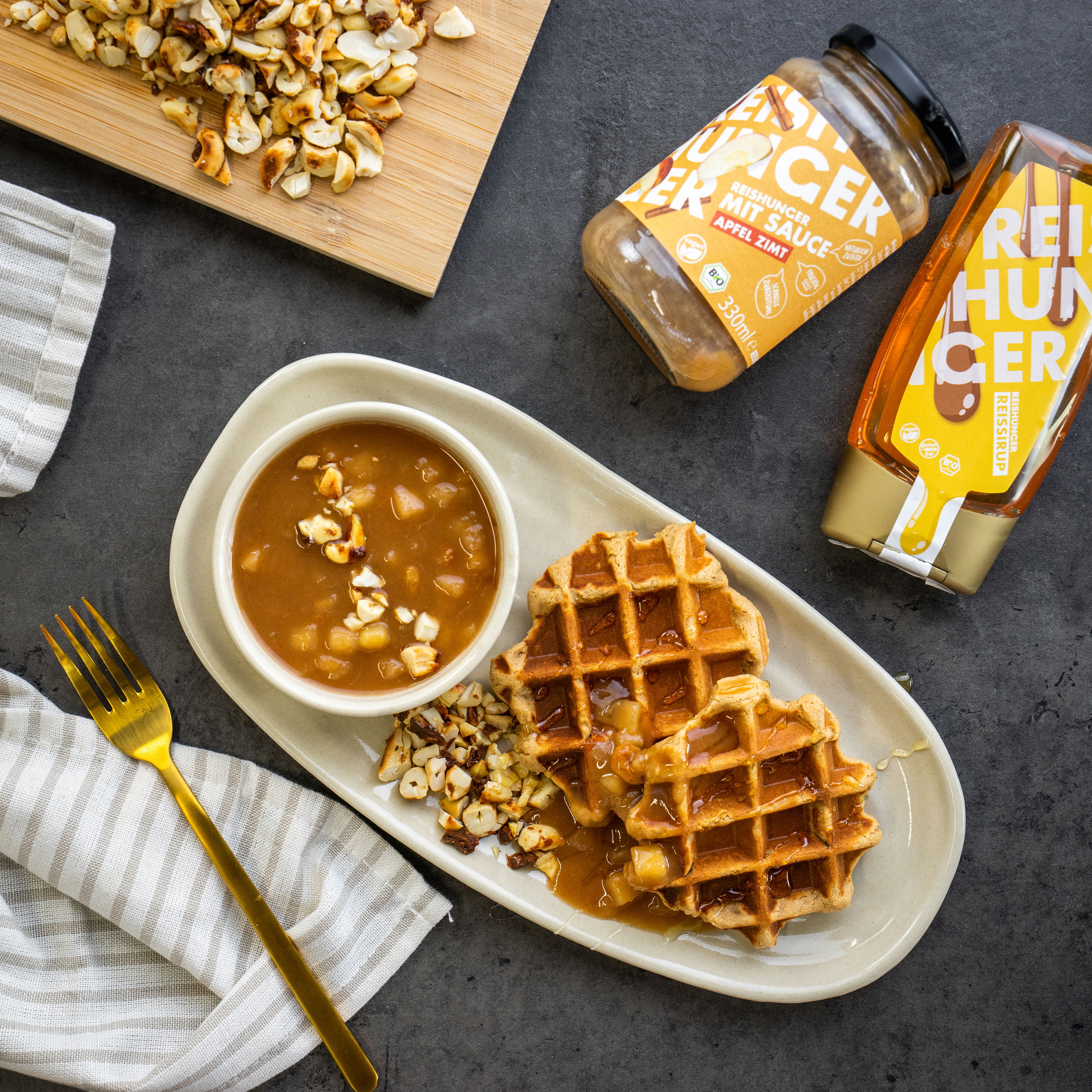 Waffeln mit Apfel-Zimt Sauce und Cashew-Crunch Waffeln mit Apfel-Zimt Sauce und Cashew-Crunch