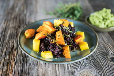 Warmer Schwarzer Reis Salat mit Kürbis und Mango