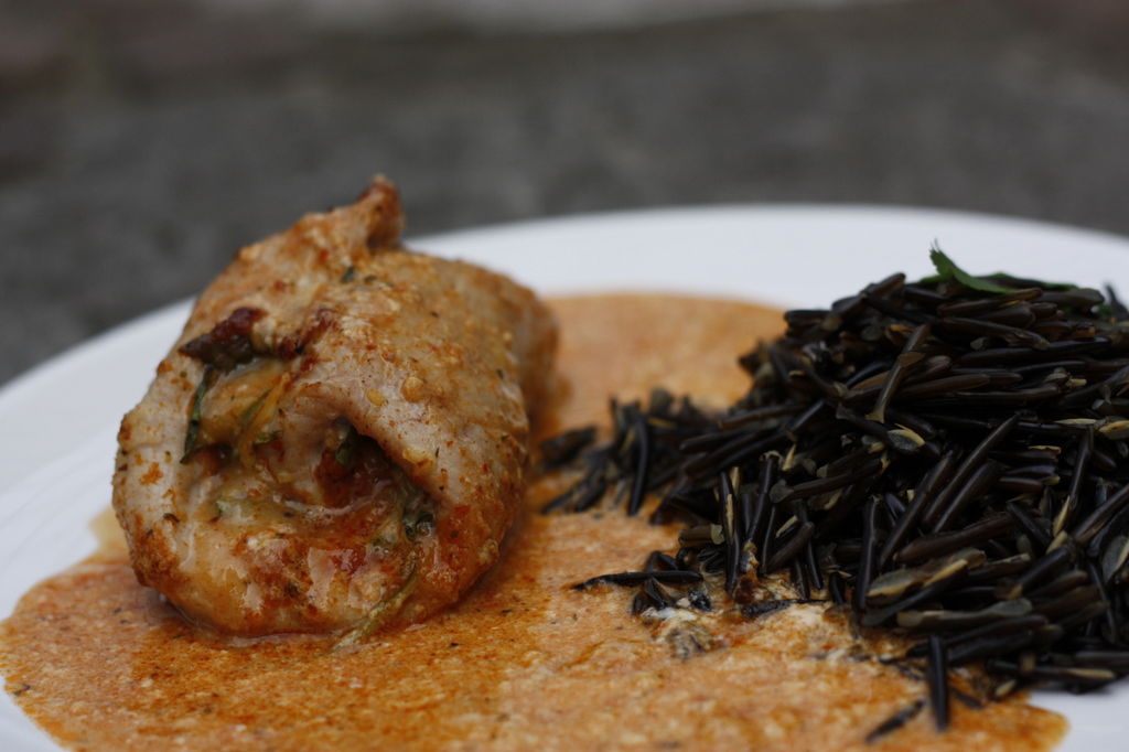 Wildreis mit Pesto-Puten-Röllchen